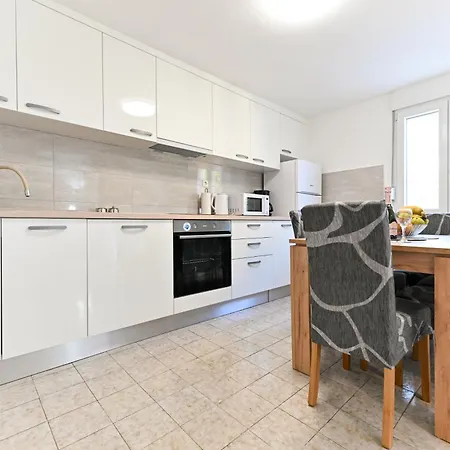 Sunset Puntamika 公寓 *