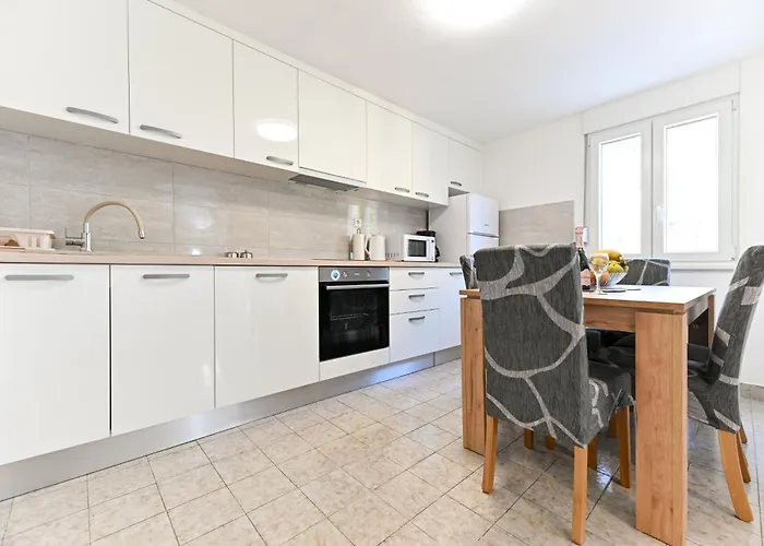 Sunset Puntamika 公寓 *